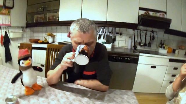 Пранк над папой! Детки угостили папу супер перченой конфетой! смотреть онлайн