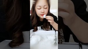 Грызёт лёд и горы снега из морозилки!