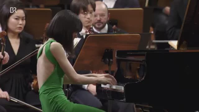 Алиса Сара Отт • Григ Концерт для ф-но с оркестром Эса-Пекка Салонен СО Баварского радио 2015 смотреть онлайн