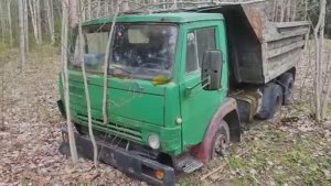 Нашли в лесу брошенный КАМАЗ