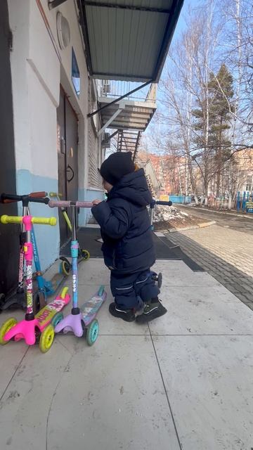 Володя и самокаты. Володя считает самокаты возле входа в детский сад . Володе 3,8 смотреть онлайн