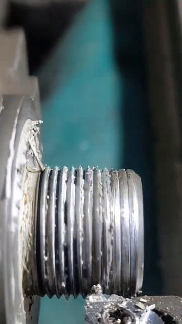 Попадаю в шаг резьбы или Жадный токарь ))) смотреть онлайн