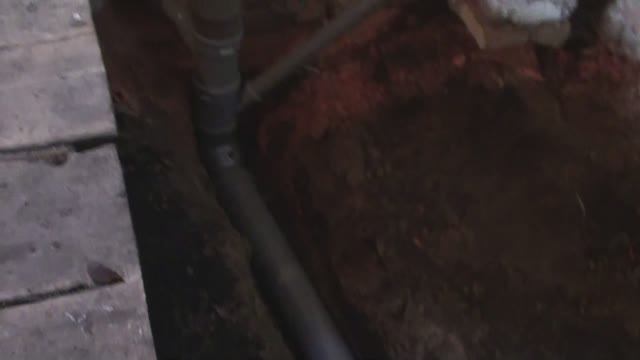 Собрали, установили и закопали канализацию в доме - бане смотреть онлайн