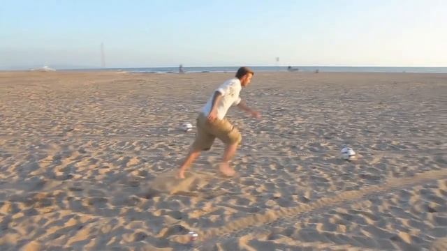 📹 Дэвид Бекхэм - Просто невероятные навыки ударов по мячу на пляже смотреть онлайн