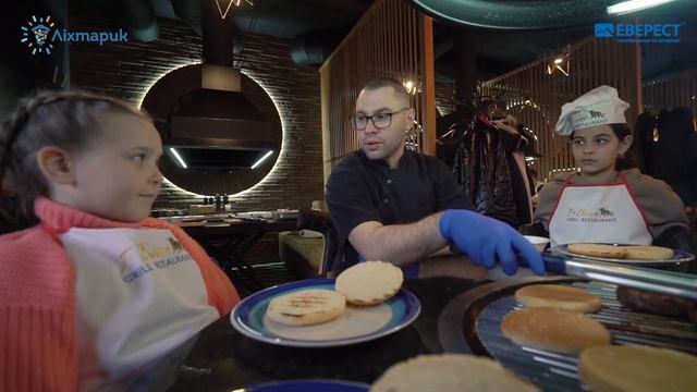 ЕВЕРЕСТ™: готуємо стейк-бургер з Віталієм Вороніним (майстер-клас для дітей). Рубрика "Ліхтарик" смотреть онлайн