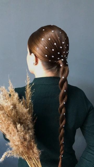 Гладкий низкий хвост со стразами . Стильная прическа. смотреть онлайн