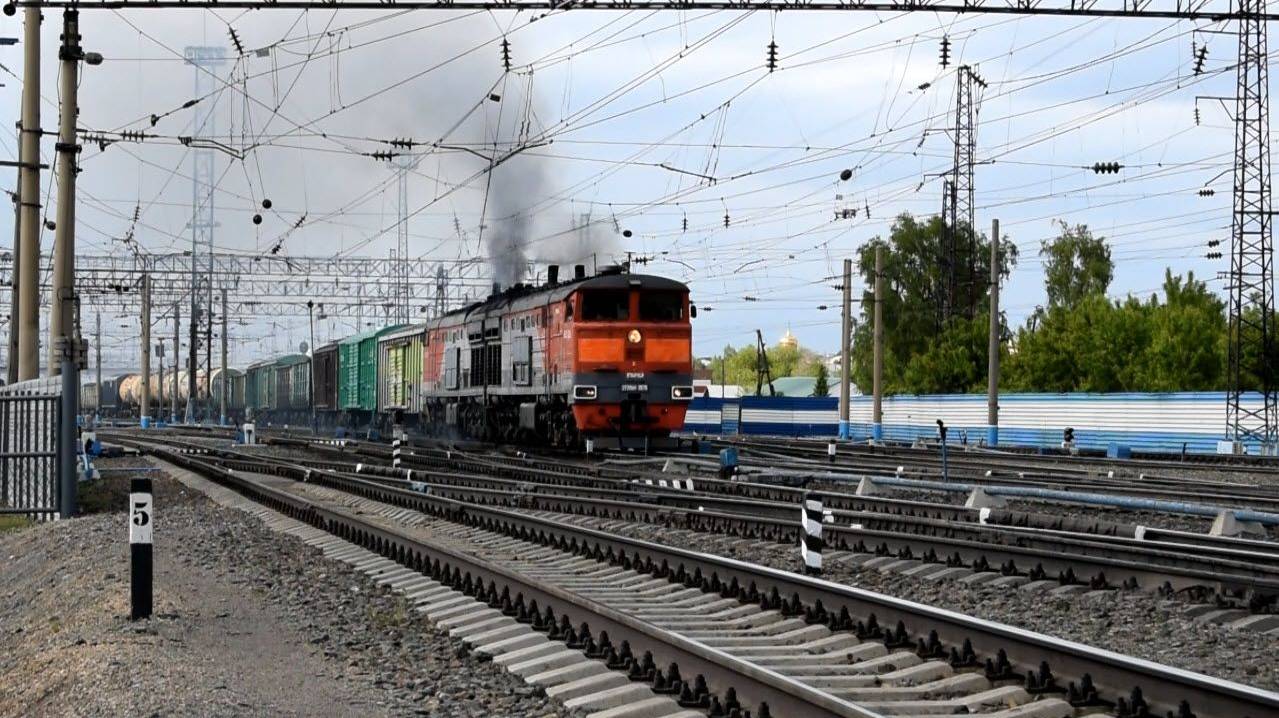 Тепловоз 2ТЭ10М-3576. Отправление. Звук 10Д100. смотреть онлайн