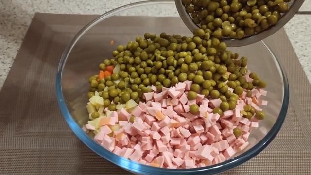 Салат "ОЛИВ'Є" як у ресторані - святковий рецепт! Салат Олів'є, смачний домашній рецепт смотреть онлайн