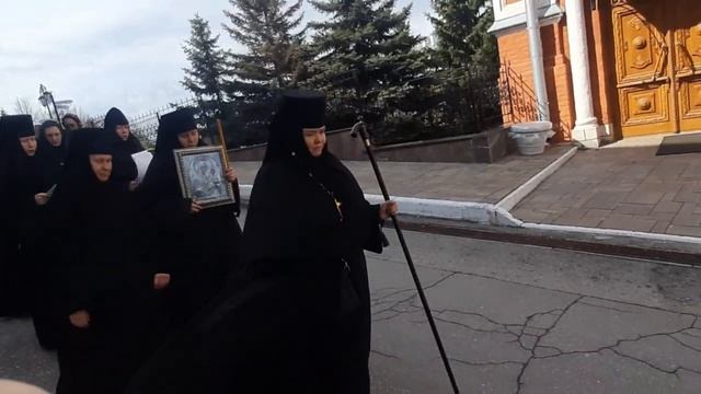 МОНАСТЫРСКАЯ ТРАДИЦИЯ: СЕСТРЫ ПРОВОЖАЮТ НОВОПОСТРИЖЕННУЮ ИНОКИНЮ В КЕЛИЮ смотреть онлайн