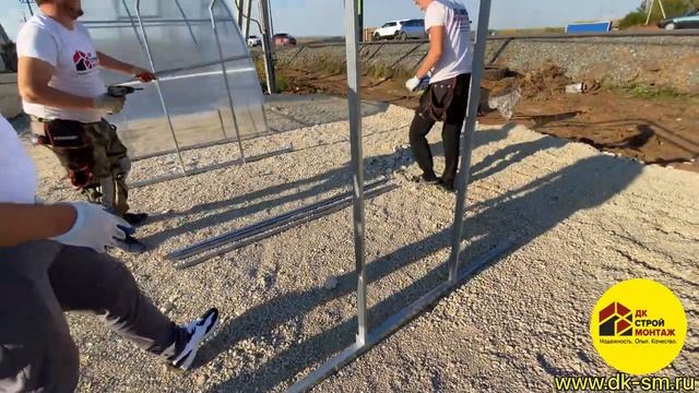 Сборка (Монтаж) теплицы прямостенной с двускатной крышей. Сборка теплицы домик и прямостенная арочн. смотреть онлайн