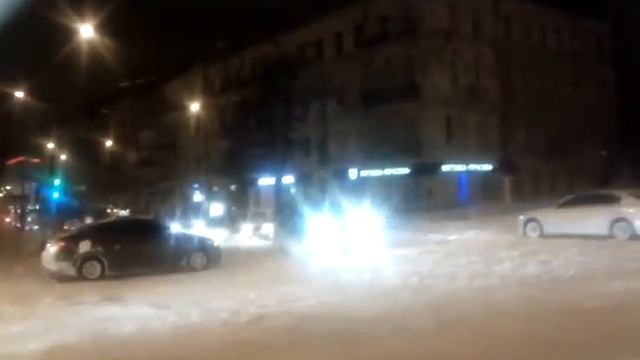 Киев перекресток Коминтерна Саксаганского 23.03.2013. смотреть онлайн