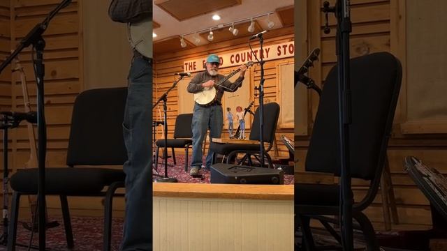 Мак Трейнхэм представляет «Рубена» и «Дэйзи» — своих танцующих кукол смотреть онлайн