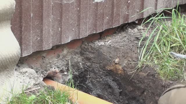 Пересадил цветы и смородину// Прорубили выпуск в канализацию смотреть онлайн