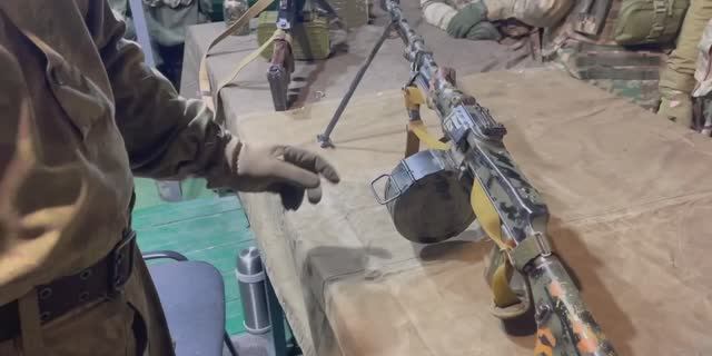 Перезарядка пулемета РПД