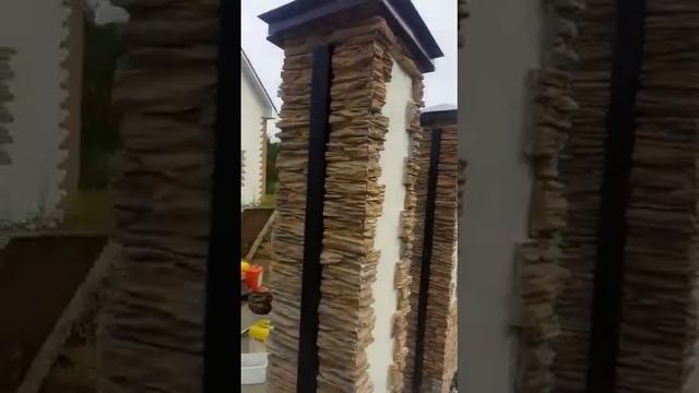 Забор из декоративного камня со штакетником.