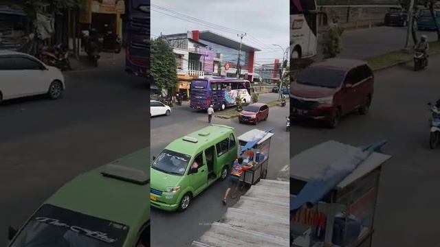 Ramai Bus AKAP • Hunting Bus di Cibinong Bogor Menuju Pintu Masuk TOL Cileungsi • Vertical Video смотреть онлайн