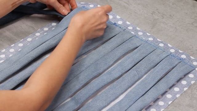 Don’t throw away your old jeans - you can easily and quickly sew a rug! смотреть онлайн