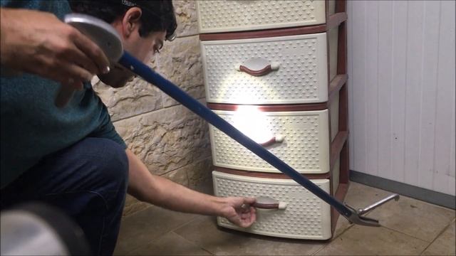 לכידת צפע שהסתתר בתוך מגירה - Daboia palaestinae drawer catch смотреть онлайн