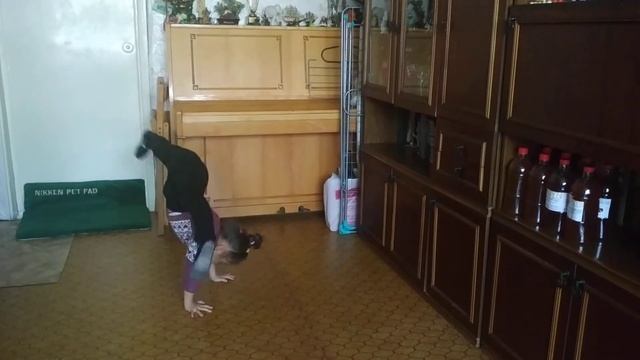 Прыжок перед шпагатом, возраст 4 года. смотреть онлайн