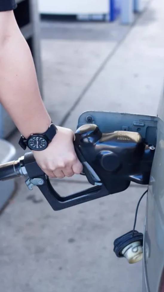 Вот бы зарплата росла с такой же скоростью, как цены на бензин... смотреть онлайн