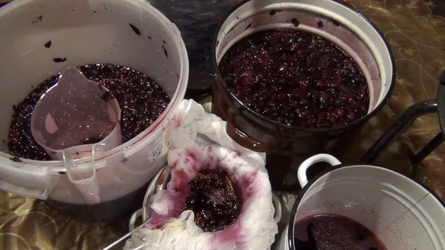 ч 4 ОТДЕЛЯЕМ ВИНО ОТ МЕЗГИ: САМОТЁК и ОТЖИМ. ВКУСНОЕ ВИНО дома смотреть онлайн