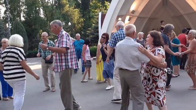 ГДЕ СВЕТ БЕСПОДОБНЫЙ, КАК СОЛНЕЧНЫЙ ЗАЙЧИК! ТАНЦЫ ХАРЬКОВ СЧАСТЛИВЫЕ ДНИ смотреть онлайн