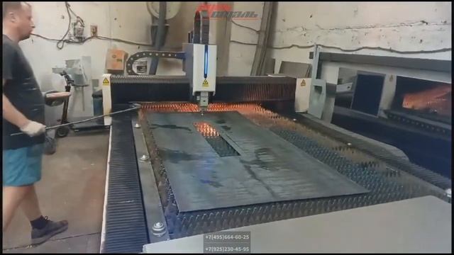 Резка фронтальной части металлической двери на нашем производстве смотреть онлайн