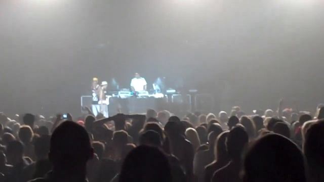 Wiz Khalifa FAN gets ass kicked by security at concert смотреть онлайн