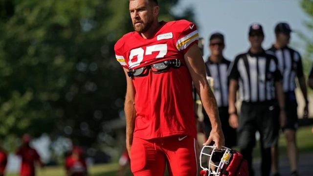 OMG! Patrick Mahomes jokingly calls Travis Kelce "GOLD DIGGER" on training today. Could he be right смотреть онлайн