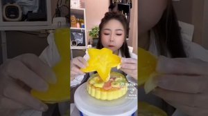 Сгрызает ледяную скульптуру! Хрустит льдом и снегом!