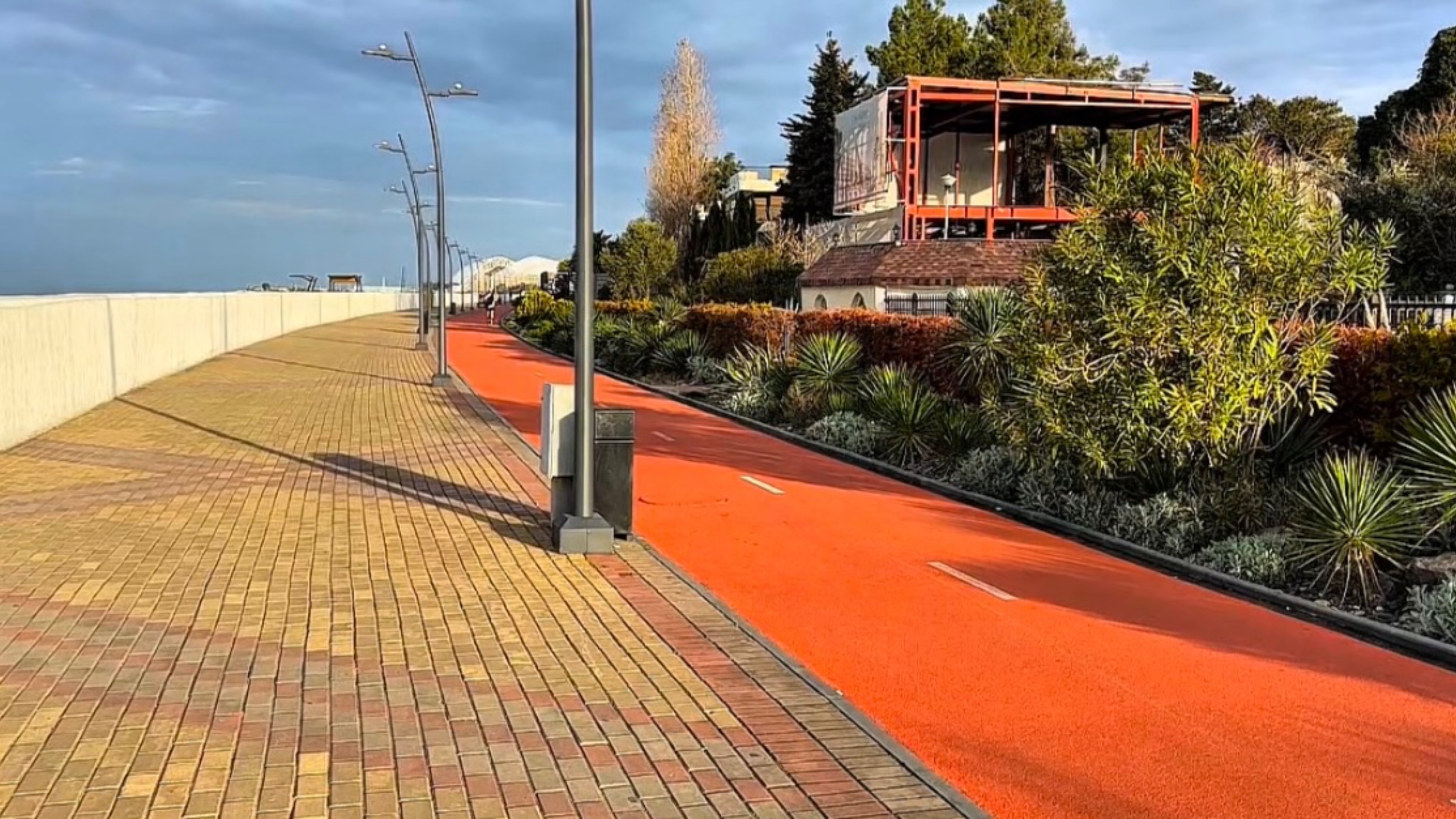 Набережная и море Сириус Адлер. Имеретинский курорт. смотреть онлайн