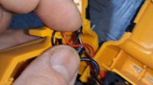 Аккумуляторная мини пила DeWalt при нагрузке уходит в защиту  и больше не включается.