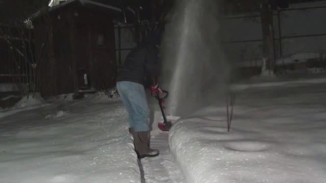 Жесткие испытания аккумуляторного снегоуборщика Boxbot FS 201 смотреть онлайн