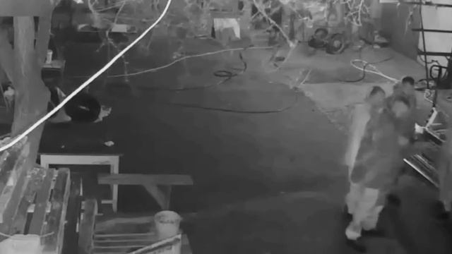 Украинка с ружьем ,отбивает своего мужа от ТЦК смотреть онлайн