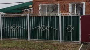 Кирпичный дом на юге, рядом море.