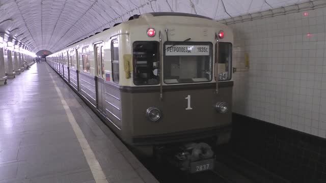 Электропоезд типа 81-717.5А/714.5А, ретропоезд "Сокольники" (ТЧ-1) отправился со ст. Спортивная.