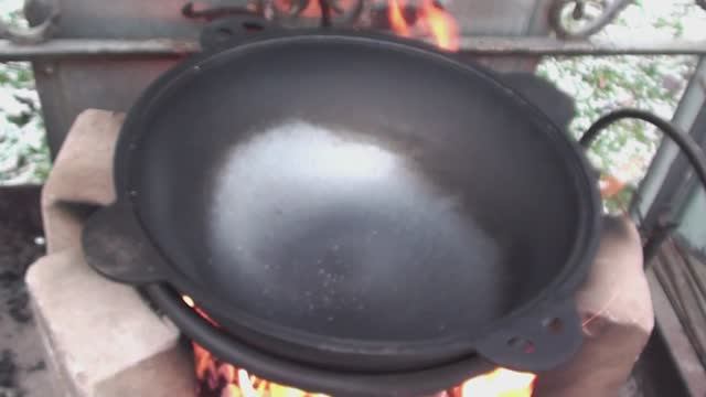 Обзор и обжиг казана на 8 литров С Маркета// Убрал листву смотреть онлайн