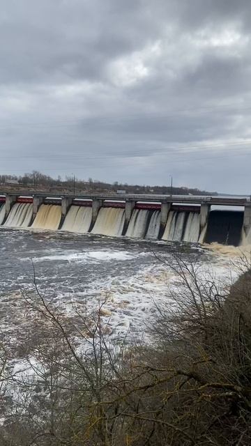 ГЭС ВОЛХОВ. Сильный поток реки Волхов. Открыты часть шлюзов. смотреть онлайн