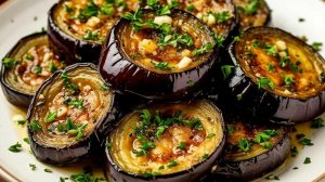 Жаренные кружочками баклажаны с помидорами и чесноком (Видео рецепт).