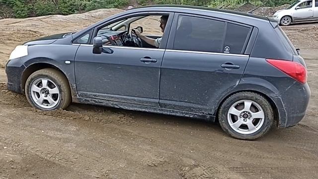 Работа полного привода Nissan Tiida e-4WD смотреть онлайн