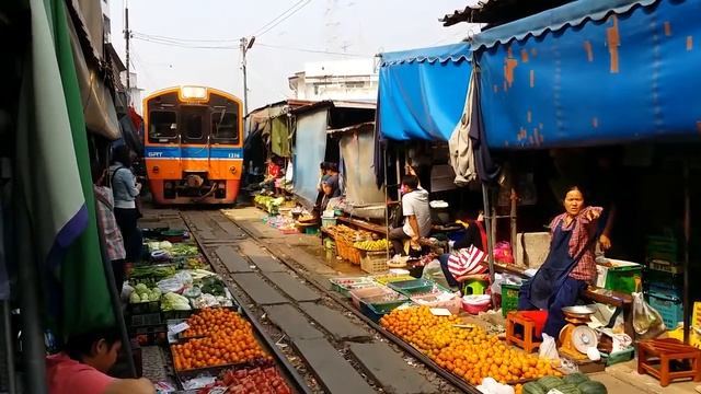 Таиланд Maeklong поезд, проходящий на рынке смотреть онлайн