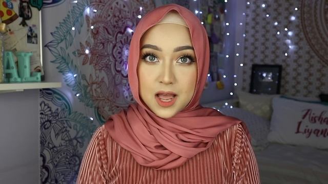 FAVOURITE CUSHION + 12 LIPSTICK SWATCHES смотреть онлайн