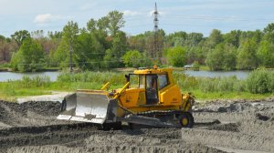 Бульдозер ЧТЗ Б14 в работе.