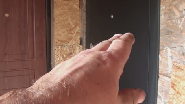 Начало врезки в септик// Установили входную дверь веранды// Накатили крышку на кольцо септика смотреть онлайн