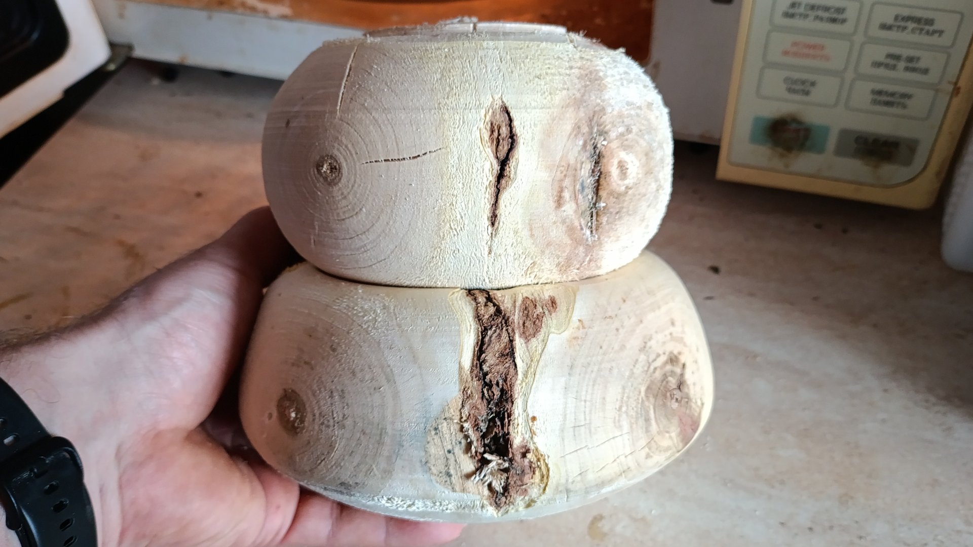 на токарном станке вытачиваю корягу, сучкастая развилка интересная заготовка клён ясенелистный сырой смотреть онлайн