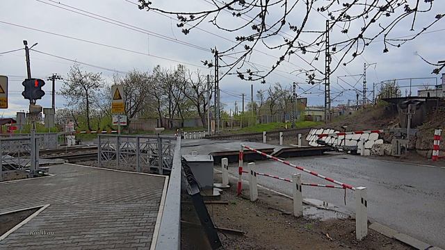 Railway Crossing. Commuter Emu Train. Vladivostok/Пригородный поезд проходит жд переезд Владивосто