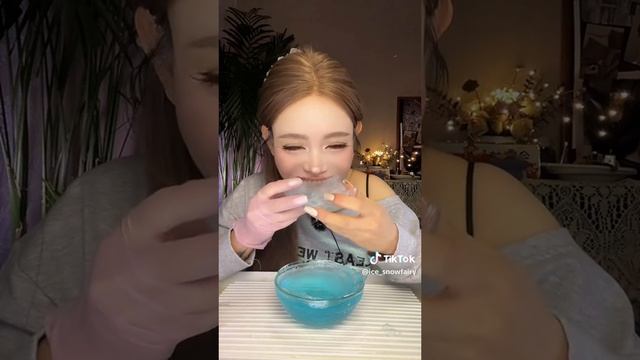Сгрызает шар льда со снежными хлопьями внутри! смотреть онлайн