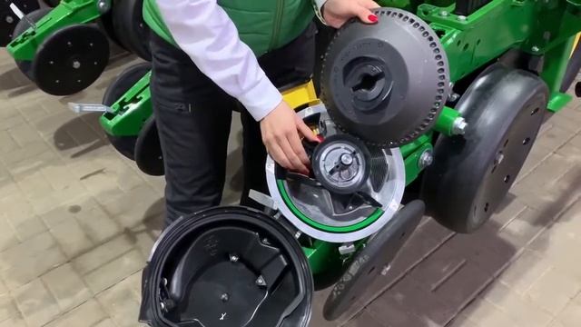 Обучающее видео высевающая секция ExactEmerge от John Deere, часть 1 смотреть онлайн