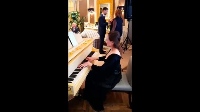 Пианистка и певица на Велком.