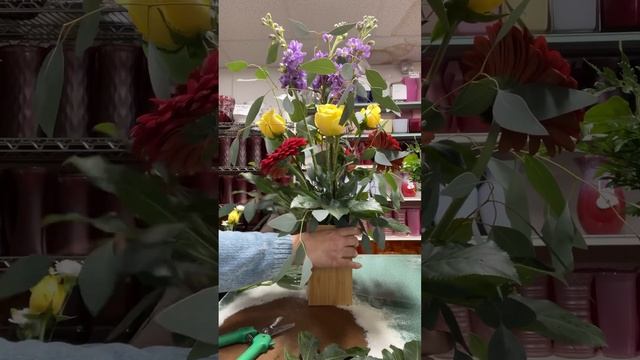 Make a bright flower arrangement with roses and lily / Bình hoa hổng vàng#flowers #shortvideo#video смотреть онлайн